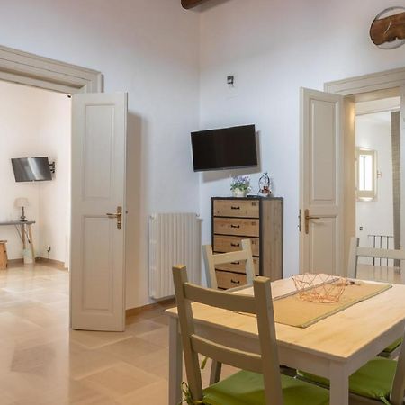 Palazzo Bianchi Domus Holidays Trani Luaran gambar